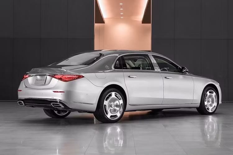 Phiên bản này được trang bị bộ mâm Maybach 20 inch dạng chảo, kết hợp với lốp xe có lớp bọt đặc biệt giúp hấp thụ tạp âm. Cản sau vẫn giữ phong cách quen thuộc với ốp giả lập ống xả mạ crôm nằm ngang.