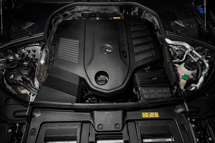 Mercedes-Maybach S580 e PHEV sử dụng động cơ xăng 6 xy-lanh 3.0L với công suất 367 mã lực và mô-men xoắn 500 Nm. Kết hợp với động cơ điện mạnh 150 mã lực, xe đạt tổng công suất 510 mã lực và mô-men xoắn cực đại 750 Nm. Khối pin lithium-ion dung lượng 28,6 kWh giúp xe di chuyển tối đa 100 km ở chế độ thuần điện, tốc độ tối đa giới hạn 140 km/h.