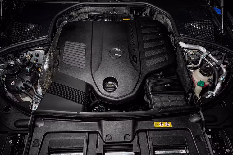 Mercedes-Maybach S580 e PHEV sử dụng động cơ xăng 6 xy-lanh 3.0L với công suất 367 mã lực và mô-men xoắn 500 Nm. Kết hợp với động cơ điện mạnh 150 mã lực, xe đạt tổng công suất 510 mã lực và mô-men xoắn cực đại 750 Nm. Khối pin lithium-ion dung lượng 28,6 kWh giúp xe di chuyển tối đa 100 km ở chế độ thuần điện, tốc độ tối đa giới hạn 140 km/h.