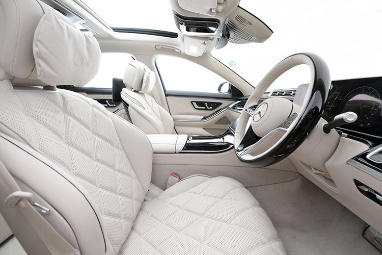Logo Maybach xuất hiện tại nhiều vị trí, từ vô lăng ốp gỗ bọc da Nappa, bàn đạp chân ga và phanh ốp kim loại đến bảng điều khiển trung tâm. Xe được trang bị màn hình kỹ thuật số 12,3 inch cùng màn hình cảm ứng trung tâm OLED 12,8 inch với giao diện đặc trưng của Maybach. Hàng ghế sau vẫn duy trì thiết kế hai ghế độc lập hạng nhất, đi kèm loạt tiện ích như bàn gấp, tủ champagne...