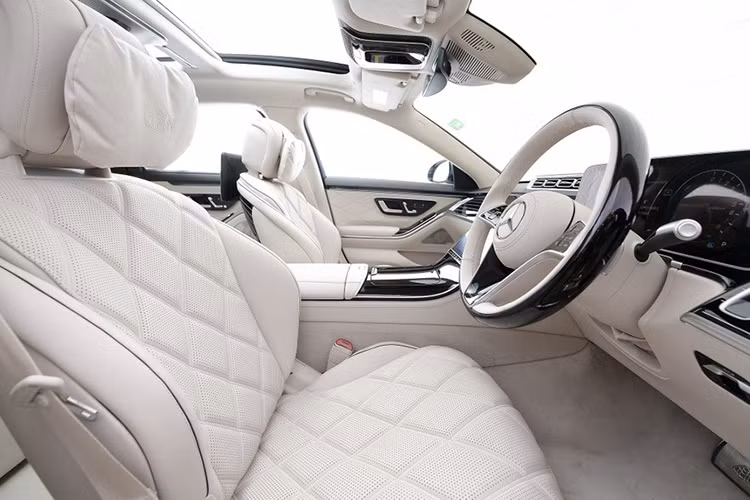 Logo Maybach xuất hiện tại nhiều vị trí, từ vô lăng ốp gỗ bọc da Nappa, bàn đạp chân ga và phanh ốp kim loại đến bảng điều khiển trung tâm. Xe được trang bị màn hình kỹ thuật số 12,3 inch cùng màn hình cảm ứng trung tâm OLED 12,8 inch với giao diện đặc trưng của Maybach. Hàng ghế sau vẫn duy trì thiết kế hai ghế độc lập hạng nhất, đi kèm loạt tiện ích như bàn gấp, tủ champagne...