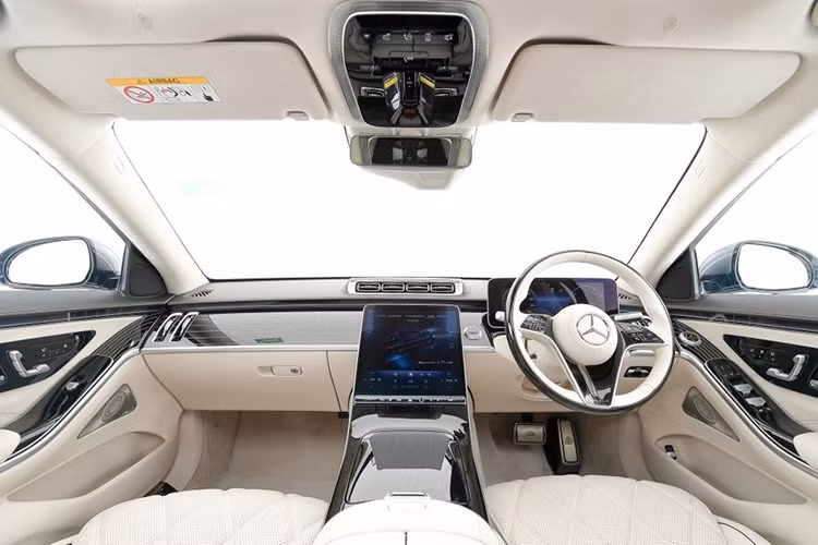 Khoang nội thất của Mercedes-Maybach S580 e mang phong cách sang trọng với chất liệu sơn mài Piano màu đen và chỉ khâu tương phản. Xe sử dụng da cao cấp Maybach Exclusive Nappa với tùy chọn màu Macchiato Beige, bên cạnh các tùy chọn khác như đen, nâu, trắng.