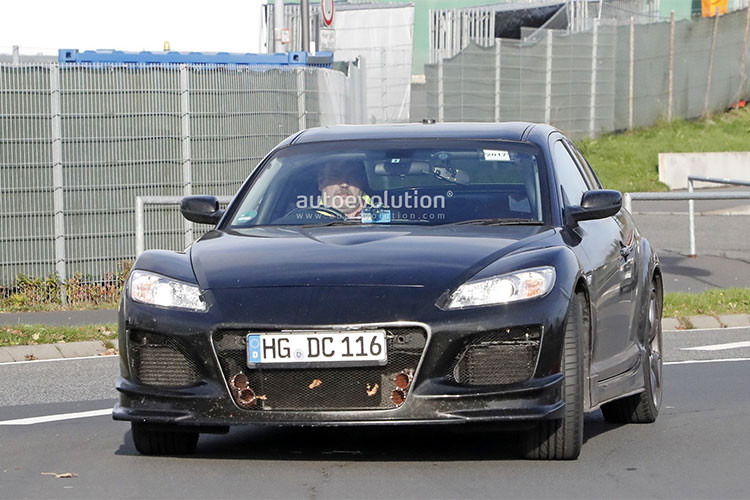 Nhờ đó quá trình nổ xảy ra toàn phần và hiệu quả hơn. Hy vọng động cơ SkyActiv-R mới của Mazda sẽ giảm được mức tiêu hao nhiên liệu vừa tăng công suất động cơ và cho khí thải sạch hơn so với động cơ xoay Wankel thế hệ trước (Những hình ảnh xe chạy thử được cho là Mazda RX-9).