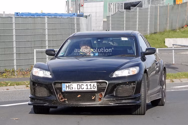 Nhờ đó quá trình nổ xảy ra toàn phần và hiệu quả hơn. Hy vọng động cơ SkyActiv-R mới của Mazda sẽ giảm được mức tiêu hao nhiên liệu vừa tăng công suất động cơ và cho khí thải sạch hơn so với động cơ xoay Wankel thế hệ trước (Những hình ảnh xe chạy thử được cho là Mazda RX-9).