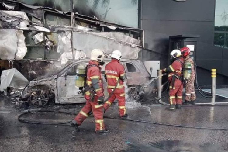 Mercedes-Benz EQB dien bat ngo boc chay phung phung khi dang sac-Hinh-2