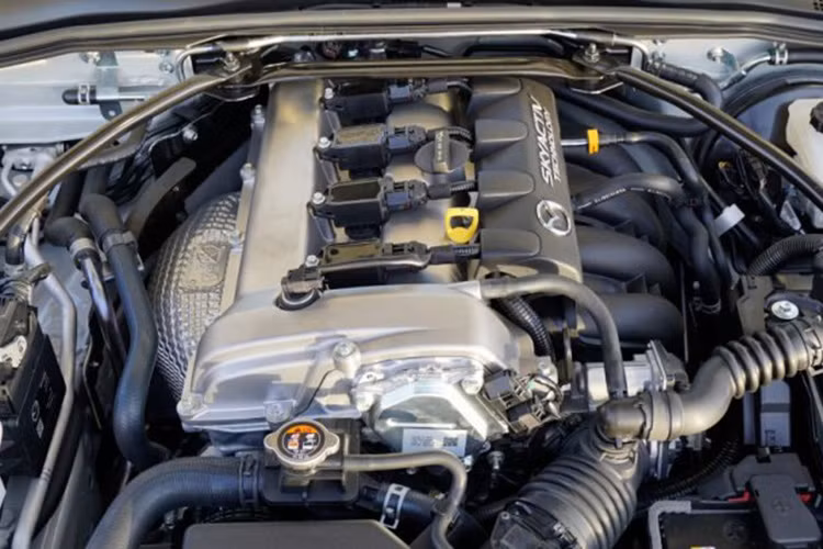 Cung cấp sức mạnh cho Mazda MX-5 Miata 2016 có 2 sự tùy chọn động cơ xăng phun nhiên liệu trực tiếp gồm 1.5L và 2.0L, đi kèm hộp số sàn 6 cấp SKYACTIV-MT. Công suất lần lượt là 140 mã lực và 200 mã lực.