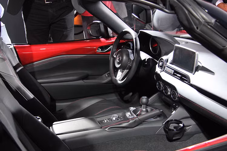 Nội thất của MX-5 2016 được bố trí rộng rãi hơn phiên bản cũ cho phép người ngồi xoay chuyển thoái mái hơn, đồng thời trang bị nhiều công nghệ hiện đại hợp chuẩn ngày nay như điện thoại không dây Bluetooth, ghế lái xoay 6 hướng hay Cruise Control.