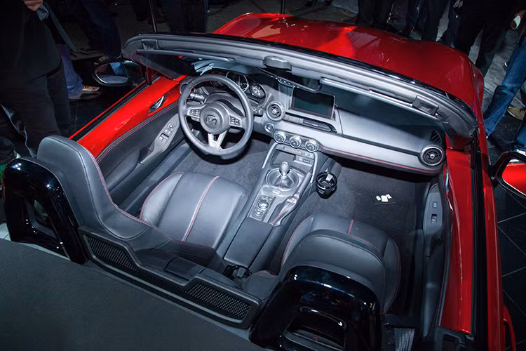 Cả hai động cơ kể trên được đặt ở phần sau xe, mang đến sự cân bằng trọng lượng hoàn hảo 50:50 nhưng cũng đồng thời hạ thấp trọng tâm để cải thiện khả năng lái.