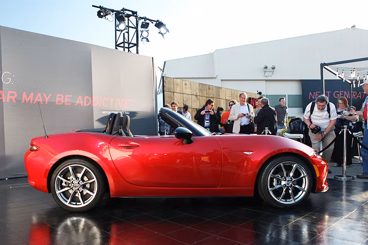 Được biết, giá bán lẻ khởi điểm của mẫu MX-5 2016 tại thị trường Mỹ được niêm yết là 24.915 USD chưa tính thuế, phí.