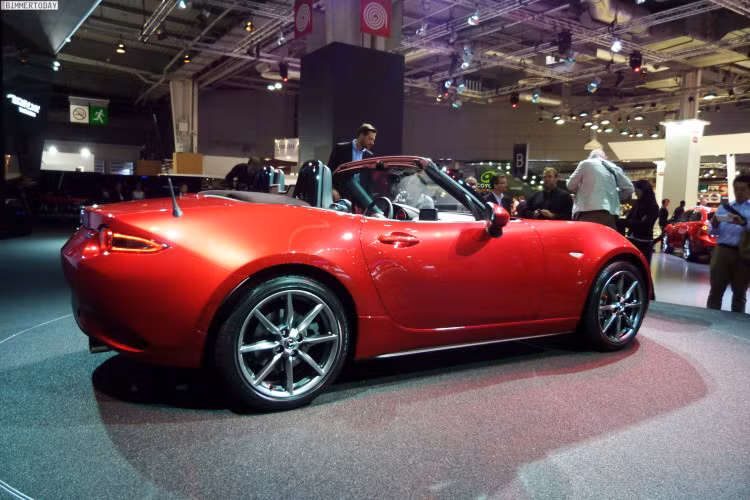Mazda MX-5 Miata 2016 chính là mẫu xe năng động linh hoạt nhất của thế hệ MX-5 từ trước đến nay. Trọng lượng của xe được cắt giảm đến 100 kg, còn khoảng gần 1.000 kg so với dòng xe mà nó thay thế.