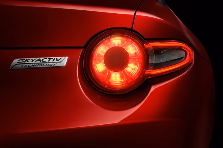 Chiếc Mazda MX-5 Miata 2016 được xây dựng để kỷ niệm 25 năm ngày mô hình này xuất hiện (năm 1989). Xe sở hữu đèn pha và đèn hậu LED.