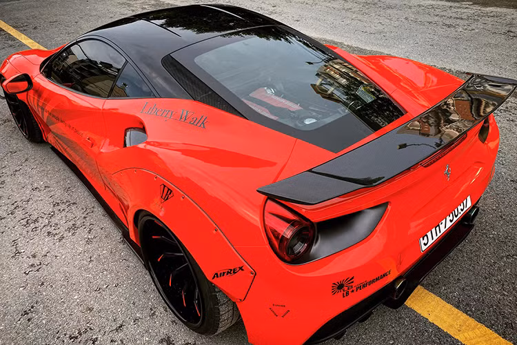 Cụ thể, chiếc siêu xe này có gói độ body kit Liberty Walk rất đình đám và ấn tượng với mức giá độ hơn 3 tỷ đồng. Ngoài bộ áo màu đỏ mới thay áo bằng đề-can, giá xe Ferrari 488 GTB độ Liberty Walk tại Việt Nam đang được chào bán hơn 13 tỷ đồng còn có nhiều chi tiết bằng carbon trong bản độ của hãng siêu xe Nhật Bản và cả bộ tem mang hơi hướng của hãng độ Liberty Walk.