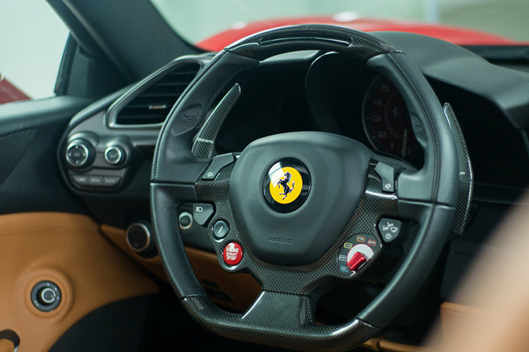 Bộ khuếch tán đuôi xe Ferrari 488 GTB độ Liberty Walk thiết kế thể thao hơn so với xe nguyên bản và sử dụng sợi carbon cùng các sọc màu vàng tạo điểm nhấn. Bộ mâm Forgiato trên siêu xe độ Ferrari 488 GTB Liberty Walk có hai tông màu là đen và vàng nổi bật. Điều làm nên cá tính cho hãng độ Liberty Walk không chỉ đến từ các vòm bánh xe được nới rộng, cố định bằng đinh tán mà còn có phuộc nâng hạ gầm độc đáo.