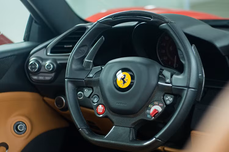 Bộ khuếch tán đuôi xe Ferrari 488 GTB độ Liberty Walk thiết kế thể thao hơn so với xe nguyên bản và sử dụng sợi carbon cùng các sọc màu vàng tạo điểm nhấn. Bộ mâm Forgiato trên siêu xe độ Ferrari 488 GTB Liberty Walk có hai tông màu là đen và vàng nổi bật. Điều làm nên cá tính cho hãng độ Liberty Walk không chỉ đến từ các vòm bánh xe được nới rộng, cố định bằng đinh tán mà còn có phuộc nâng hạ gầm độc đáo.