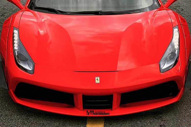 Siêu xe Ferrari 488 GTB độ Liberty Walk độc nhất Việt Nam vẫn sử dụng khối động cơ V8, tăng áp kép, dung tích 3.9 lít như bản tiêu chuẩn. "Trái tim" này sản sinh ra công suất tối đa 661 mã lực tại vòng tua 8.000 vòng/phút và mô-men xoắn cực đại đạt 760 Nm tại vòng tua 3.000 vòng/phút. Kết hợp cùng hộp số 7 cấp theo kiểu xe đua F1, xe chỉ mất khoảng thời gian 3 giây để tăng tốc lên 100 km/h từ vị trí xuất phát trước khi đạt vận tốc tối đa 330 km/h. 