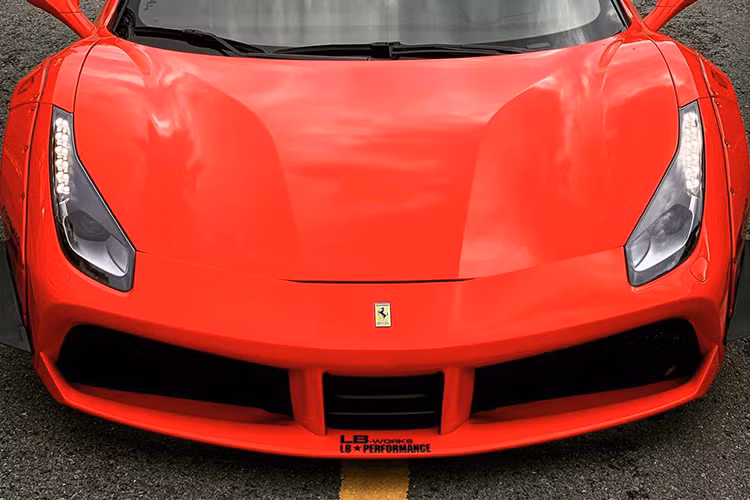 Siêu xe Ferrari 488 GTB độ Liberty Walk độc nhất Việt Nam vẫn sử dụng khối động cơ V8, tăng áp kép, dung tích 3.9 lít như bản tiêu chuẩn. "Trái tim" này sản sinh ra công suất tối đa 661 mã lực tại vòng tua 8.000 vòng/phút và mô-men xoắn cực đại đạt 760 Nm tại vòng tua 3.000 vòng/phút. Kết hợp cùng hộp số 7 cấp theo kiểu xe đua F1, xe chỉ mất khoảng thời gian 3 giây để tăng tốc lên 100 km/h từ vị trí xuất phát trước khi đạt vận tốc tối đa 330 km/h. 