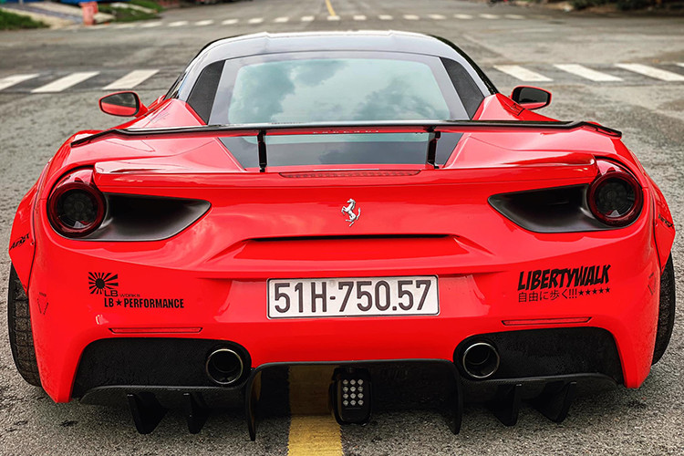 Tuy nhiên, cánh gió đuôi trên chiếc siêu xe Ferrari 488 GTB độ Liberty Walk độc nhất Việt Nam lại được chủ nhân lấy từ bản độ trước đó của xe là Novitec Rosso. Đáng tiếc là hãng độ Liberty Walk chỉ tập trung vào gói nâng cấp ngoại hình và phuộc cho các siêu xe độ của mình. Cũng chính vì thế, cả 4 siêu xe độ Liberty Walk tại Việt Nam đều không được "thông" nòng" động cơ.