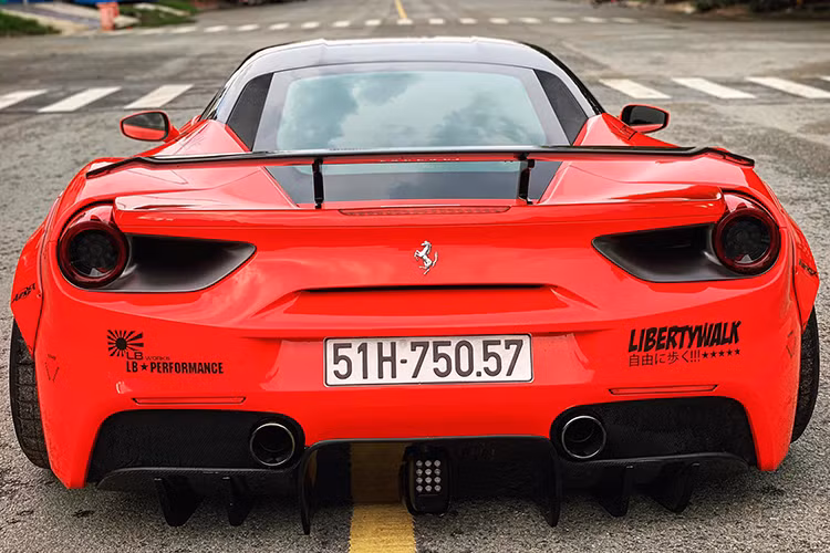 Tuy nhiên, cánh gió đuôi trên chiếc siêu xe Ferrari 488 GTB độ Liberty Walk độc nhất Việt Nam lại được chủ nhân lấy từ bản độ trước đó của xe là Novitec Rosso. Đáng tiếc là hãng độ Liberty Walk chỉ tập trung vào gói nâng cấp ngoại hình và phuộc cho các siêu xe độ của mình. Cũng chính vì thế, cả 4 siêu xe độ Liberty Walk tại Việt Nam đều không được "thông" nòng" động cơ.