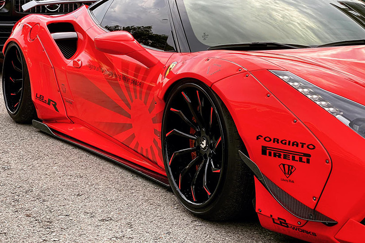 Nguyên bản chiếc siêu xe Ferrari 488 GTB độ Liberty Walk độc nhất vô nhị tại Việt Nam còn có cánh lướt gió cỡ lớn phía trước đầu xe nhưng hiện tại chi tiết này đã không còn xuất hiện. Ở bản độ Liberty Walk của siêu xe Ferrari 488 GTB, những người thợ Nhật Bản đã cắt đi các vòm bánh xe thừa, sau đó, họ gắn bộ body kit thân rộng và cố định lại với nhau bằng những con tán. Đây là cách độ tạo nên thương hiệu cho hãng Liberty Walk.