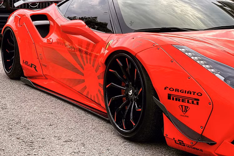 Nguyên bản chiếc siêu xe Ferrari 488 GTB độ Liberty Walk độc nhất vô nhị tại Việt Nam còn có cánh lướt gió cỡ lớn phía trước đầu xe nhưng hiện tại chi tiết này đã không còn xuất hiện. Ở bản độ Liberty Walk của siêu xe Ferrari 488 GTB, những người thợ Nhật Bản đã cắt đi các vòm bánh xe thừa, sau đó, họ gắn bộ body kit thân rộng và cố định lại với nhau bằng những con tán. Đây là cách độ tạo nên thương hiệu cho hãng Liberty Walk.
