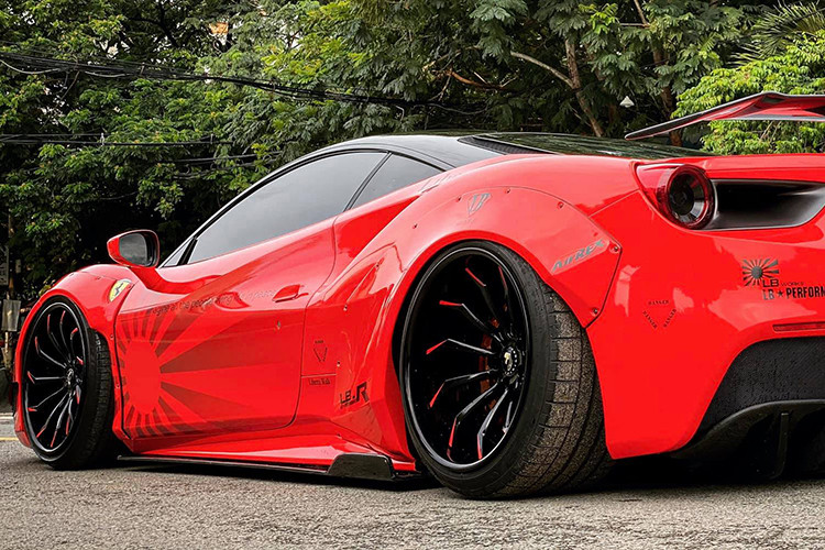 Được biết, trước khi mang trên mình gói độ Liberty Walk đến từ Nhật Bản, chiếc siêu xe Ferrari 488 GTB này từng được chủ nhân cũ trang bị bộ body kit Novitec Rosso và còn được một trang tin siêu xe nước ngoài nổi tiếng đăng tải hình ảnh đỗ bên đường ở quận 5, Tp.HCM. Những chiếc siêu xe mang gói độ Liberty Walk có những dấu hiệu nhận biết rất riêng biệt. Bên hông đầu xe chiếc Ferrari 488 GTB mang gói độ Liberty Walk xuất hiện hai vây cá bằng carbon cỡ lớn.