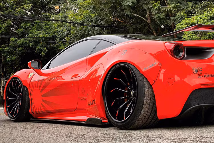 Được biết, trước khi mang trên mình gói độ Liberty Walk đến từ Nhật Bản, chiếc siêu xe Ferrari 488 GTB này từng được chủ nhân cũ trang bị bộ body kit Novitec Rosso và còn được một trang tin siêu xe nước ngoài nổi tiếng đăng tải hình ảnh đỗ bên đường ở quận 5, Tp.HCM. Những chiếc siêu xe mang gói độ Liberty Walk có những dấu hiệu nhận biết rất riêng biệt. Bên hông đầu xe chiếc Ferrari 488 GTB mang gói độ Liberty Walk xuất hiện hai vây cá bằng carbon cỡ lớn.
