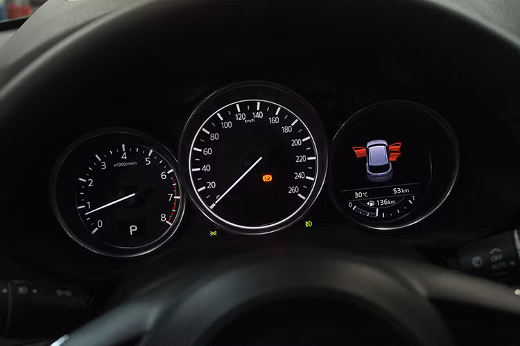 Ứng dụng đèn pha thích ứng tự động cho phép xe phát hiện những luồng sáng đến từ nhiều vị trí khác nhau, từ đó tự điều chỉnh đèn pha để có người lái có phương án xử lý phù hợp. Khi điều khiển xe vào ban đêm, ứng dụng này sẽ tự động điều chỉnh để mang đến tầm nhìn tối đa cho người lái.