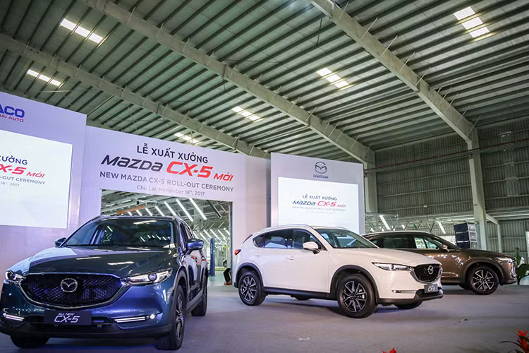 Và tại Việt Nam, mẫu xe Mazda CX-5 2018 mới vừa ra mắt cũng đã được trang bị gói công nghệ i-Activsense như mẫu Mazda6 2018. CX-5 là model khá quan trọng đối với Mazda bởi những thế hệ trước đó đã chiếm 25% tổng doanh số toàn cầu của hãng xe này và tại thị trường ôtô Việt Nam, nó cũng luôn đạt doanh số cao nhất dòng xe CUV.