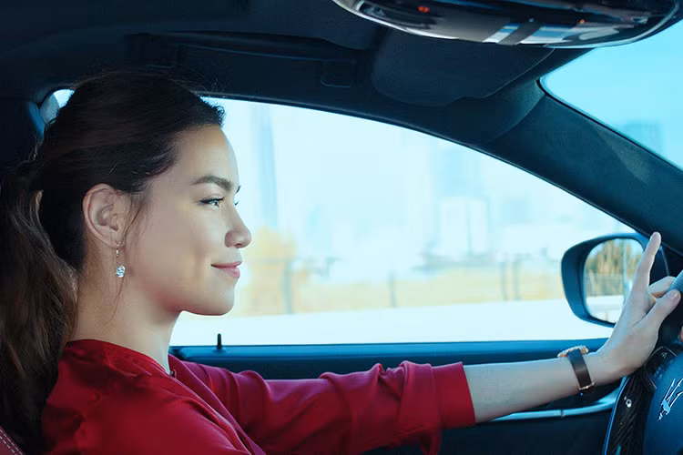 Bên trong chiếc xe sang Maserati Ghibli S Q4, ca sỹ Hồ Ngọc Hà nổi bật nhờ hai gam màu đỏ - đen, màu đỏ Rosso xuất hiện chủ yếu trên các ghế ngồi và khu vực táp-lô. Sự tương phản về màu sắc kết hợp với chất liệu da và đường chỉ khâu tinh tế đem lại cảm giác sang trọng, bắt mắt.