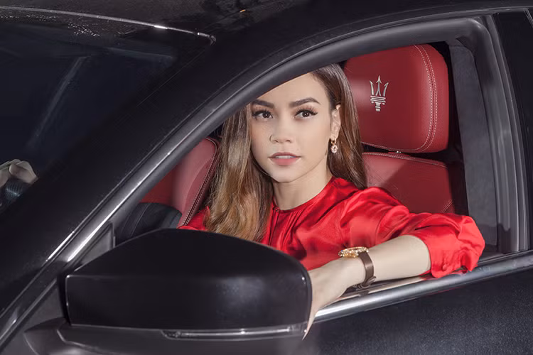 Mang đậm phong cách thiết kế đầy "sang chảnh" của thương hiệu xe sang đình đám tại Ý, Maserati Ghibli S Q4 sở hữu phần đầu với hốc gió trải dài sang hai bên, cụm đèn pha giống như đôi mắt xếch lên. Đuôi xe ngắn đặc trưng của Maserati với cụm đèn LED viền đỏ thể hiện cá tính mạnh mẽ. Ngoài ra còn có bộ mâm Titano 21 kèm kẹp phanh đỏ.