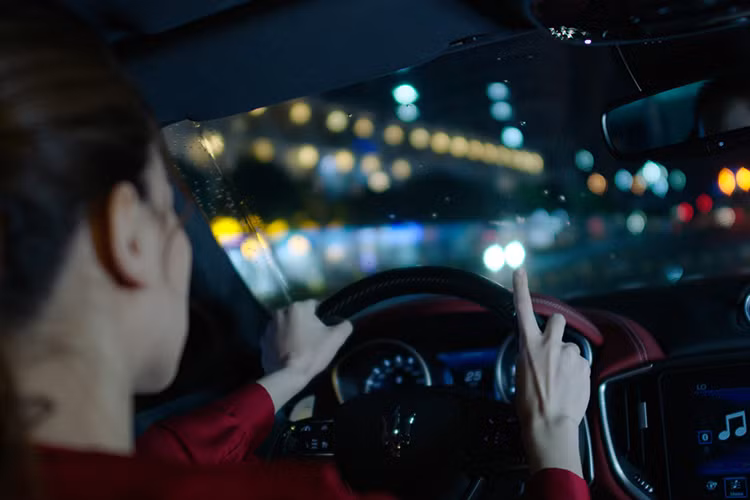 Ghibli mang thiết kế đặc trưng của Maserati với phần “mái che” cho cụm đồng hồ đo tốc độ. Chính giữa khu vực táp-lô là đồng hồ Maserati mặt màu xanh cùng các chi tiết nhôm được ví như một đôi mắt biết nói.