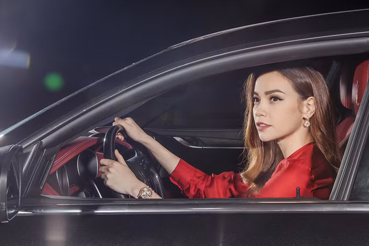 Bên cạnh đó là màn hình cảm ứng 8,4inch tích hợp hợp hệ thống Touch Control plus đa phương tiện, nằm phía dưới bảng táp lô cho phép kết nối người lái với xe và với thế giới bên ngoài. Hệ thống âm thanh cao cấp Bowers and Wilkins với 15 loa và bộ loa trầm, công suất 1.280W.