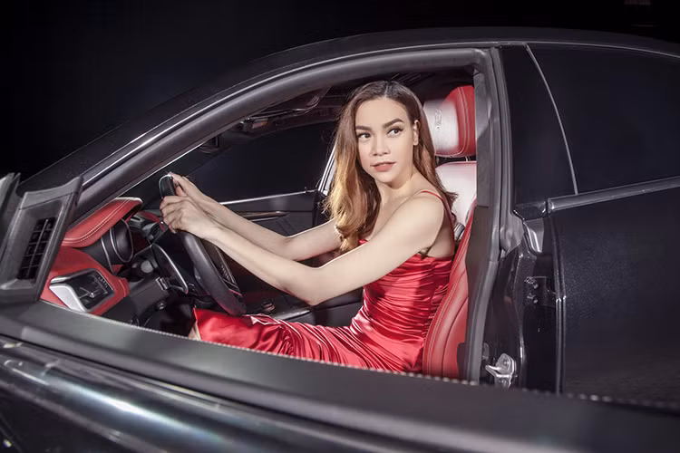 Bản thân mẫu xe sang Maserati Ghibli cũng đã được giới phê bình đánh giá là “bản giao hưởng” giữa thiết kế, phong cách nội ngoại thất, động cơ và sự tiện lợi mà người lái cảm nhận mỗi ngày. Về ngoại thất, Ghibli gây ấn tượng ở phần đầu xe kéo dài, lưới tản nhiệt to lấy cảm hứng từ hàm cá mập và biểu tượng cây đinh ba đặt vị trí trung tâm.