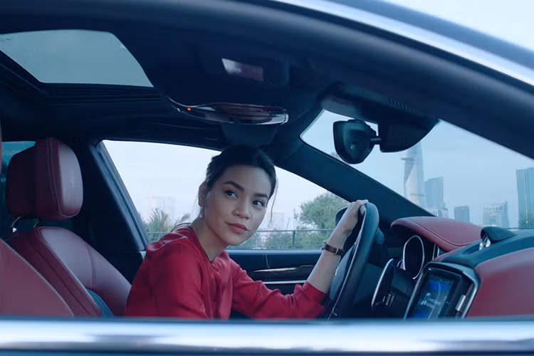 Điểm đặc biệt nhất nằm ở tùy chọn cao cấp trang bị phiên bản nội thất Zegna Edition dệt 100% từ sợi tự nhiên và được chế tác thủ công dưới đôi tay của các nghệ nhân hàng đầu nước Ý. Với phiên bản kết hợp cùng thương hiệu Ermenegildo Zegna danh tiếng, Maserati Ghibli S Q4 trở thành một trong số ít những mẫu xe sang được đầu tư khá kỹ.