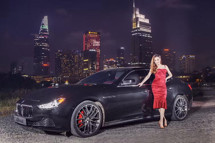 Nữ ca sĩ đình đám cho biết cô lựa chọn chiếc xe sang Maserati Ghibli S Q4 chính hãng có giá gần 7 tỷ bởi vì những cảm xúc và trải nghiệm mà chiếc xe mang lại, không phải bởi người khác nghĩ gì về mình. Cô cũng là một trong số ít nữ ca sĩ thích tự mình di chuyển hằng ngày bằng “xế cưng” 