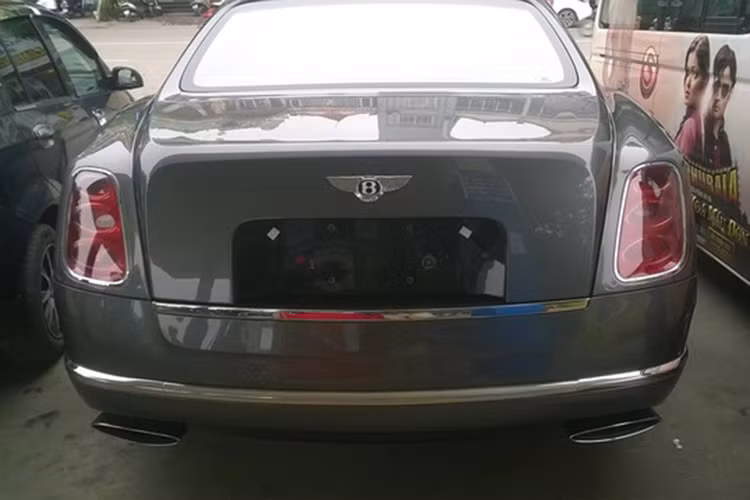 Bentley Mulsanne là dòng sedan siêu sang mà hãng xe Anh quốc phát triển nhằm đối đầu trực tiếp với Rolls-Royce Phantom, tuy nhiên, về tổng thể thiết kế, kích thước hay cách ấn định mức giá, lại khiến Mulsanne kém hơn đối thủ rất nhiều. Xe sở hữu thiết kế truyền thống của mẫu sedan hạng sang với thiết kế vuông vức.