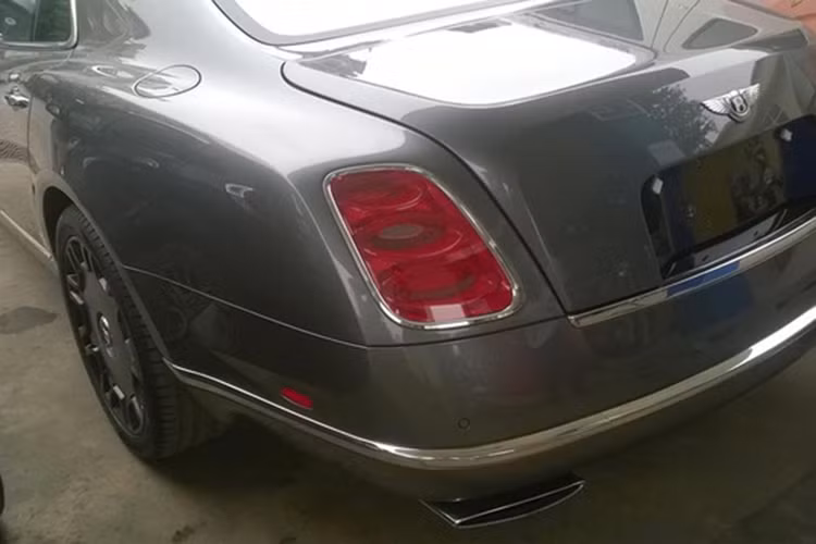 Bentley Mulsanne sử dụng động cơ V8, dung tích 6,75 lít, tăng áp kép, sản sinh công suất tối đa 505 mã lực và mô-men xoắn cực đại ở mức 1.020 Nm tại vòng tua thấp 1.750 vòng/phút, chiếc xe nặng hơn 2,5 tấn có khả năng tăng tốc từ 0 lên 100 km/h trong vòng 5,1 giây. Tốc độ tối đa 296 km/h.
