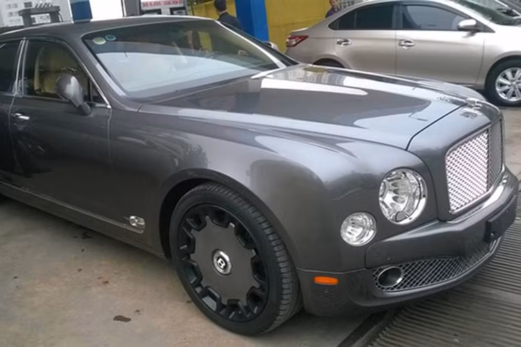Chiếc siêu xe sang Bentley Mulsanne xuất hiện trên đường phố Hà Nội cuối tầu vừa qua sở hữu bộ mâm "khủng" đã thu hut sự chú ý của giới mê xe. Nhiều nguồn tin cho hay, bộ la-zăng độ này của chiếc Bentley Mulsanne đời cũ sở hữu kích thước lên đến 23 inh.