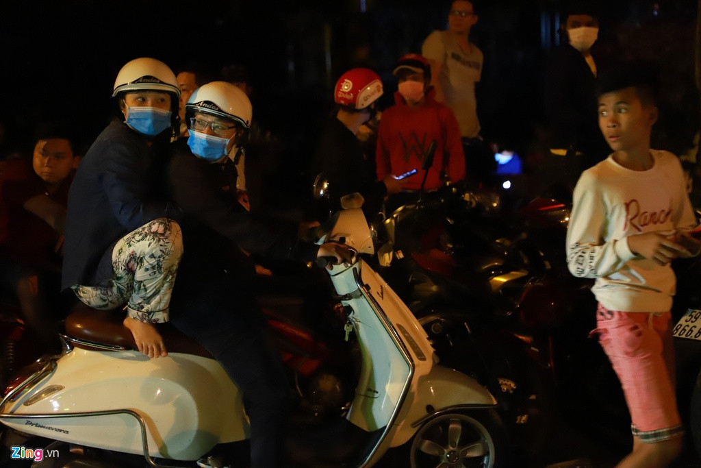 Hơn 1h sáng, nơi đây vẫn còn rất nhiều người dân đứng bàn luận sôi nổi.