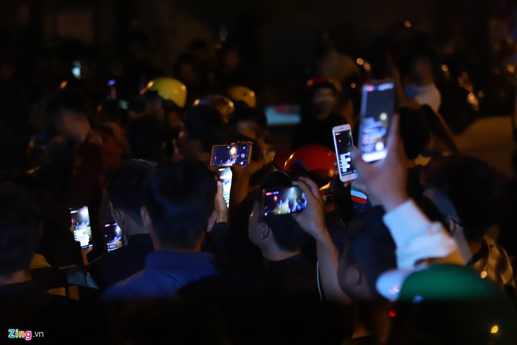 Một nguồn tin cho biết do Tuấn "Khỉ" chống đối nên bị lực lượng chức năng tiêu diệt. Nhiều người chen chúc livestream trên cầu Xáng ở xã Tân Hiệp, huyện Hóc Môn.