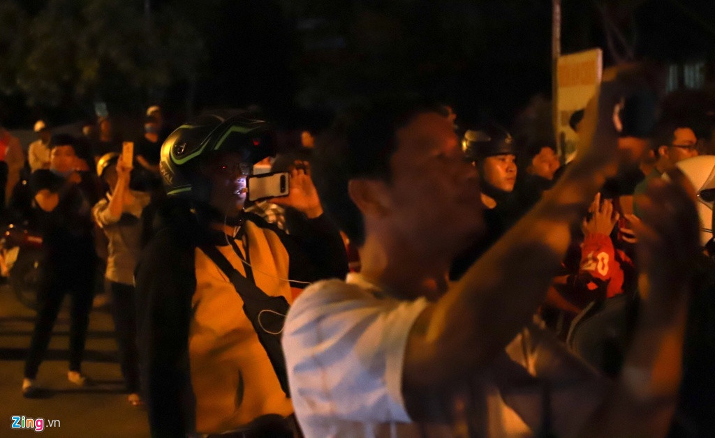 Nghe tin về cuộc vây bắt Tuấn "Khỉ", một người đàn ông tên Dũng (ngụ quận Hiệp Hòa, Long An) cho biết đã chạy 50 km đến hiện trường này để livestream. "Cảm giác khi nghe tin rất mừng và yên tâm khi mối nguy hiểm không còn", anh Dũng nói. 