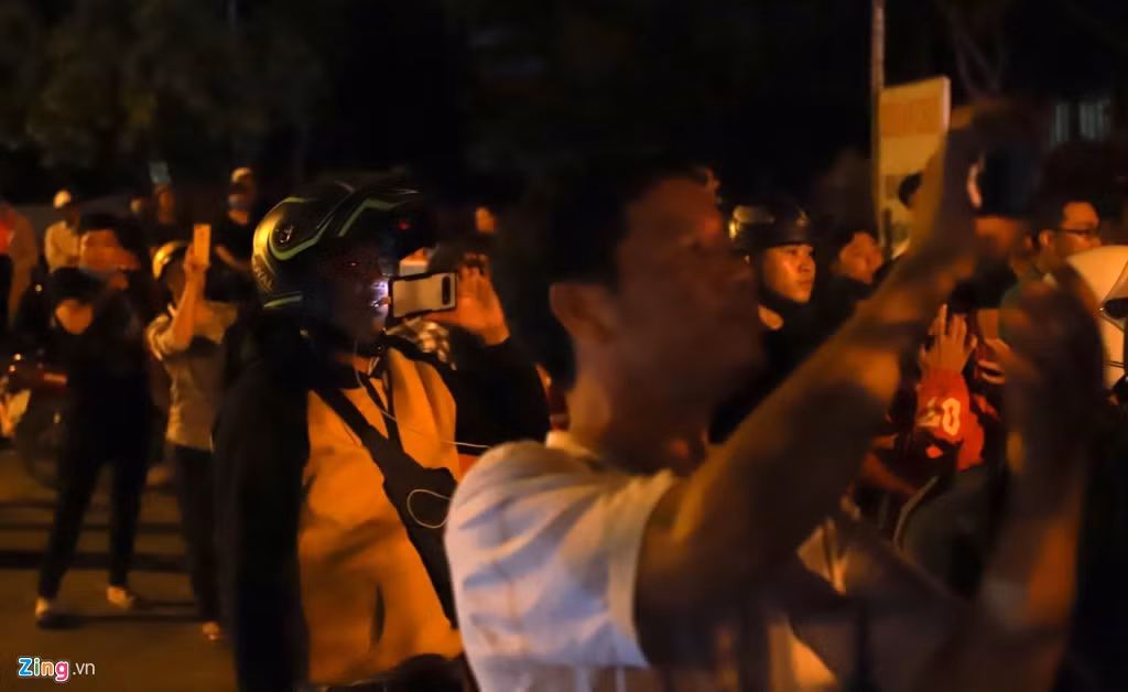 Nghe tin về cuộc vây bắt Tuấn "Khỉ", một người đàn ông tên Dũng (ngụ quận Hiệp Hòa, Long An) cho biết đã chạy 50 km đến hiện trường này để livestream. "Cảm giác khi nghe tin rất mừng và yên tâm khi mối nguy hiểm không còn", anh Dũng nói. 