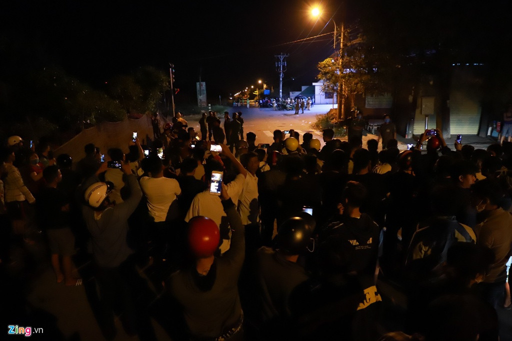 Lúc 0h30 ngày 14/2, lực lượng cảnh sát cơ động đã chốt chặn khu vực ngã ba đường Đỗ Văn Dậy để vây bắt Tuấn "Khỉ". Hàng trăm người dân đã đổ về đây để livestream, cập nhật tình hình tại hiện trường.