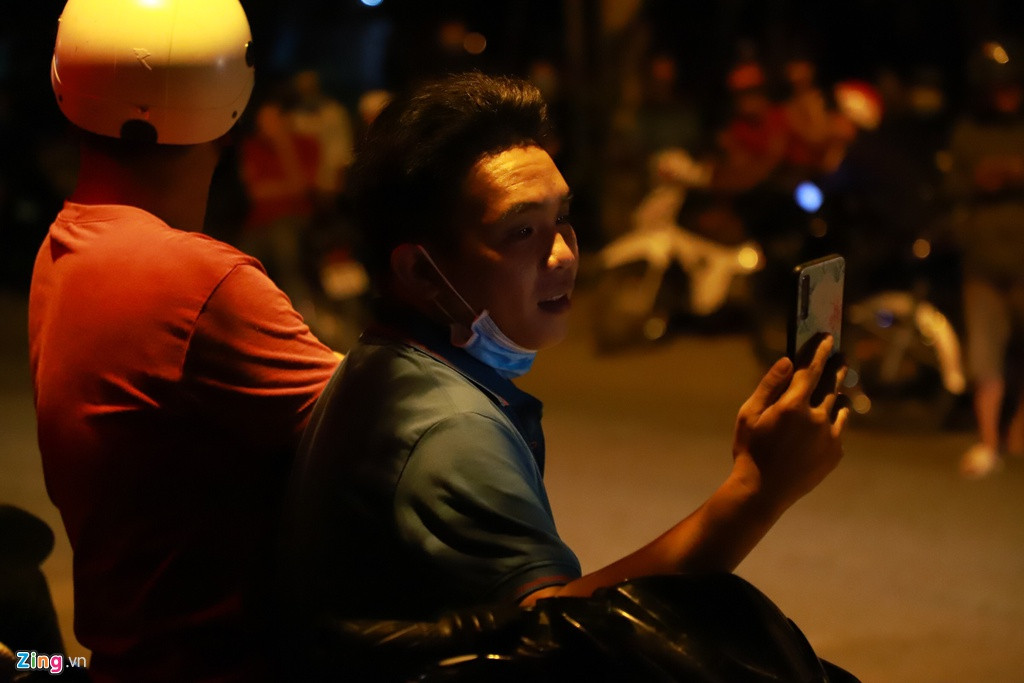 Ở cách hiện trường tầm 50 km, anh Hoà (ngụ Long An) cho biết: "Tuấn là tội phạm nguy hiểm, mang theo vũ khí khí khi bỏ trốn nên ai cũng hoang mang. Những ngày qua, người dân luôn mong cơ quan chức năng sẽ sớm bắt được hung thủ".