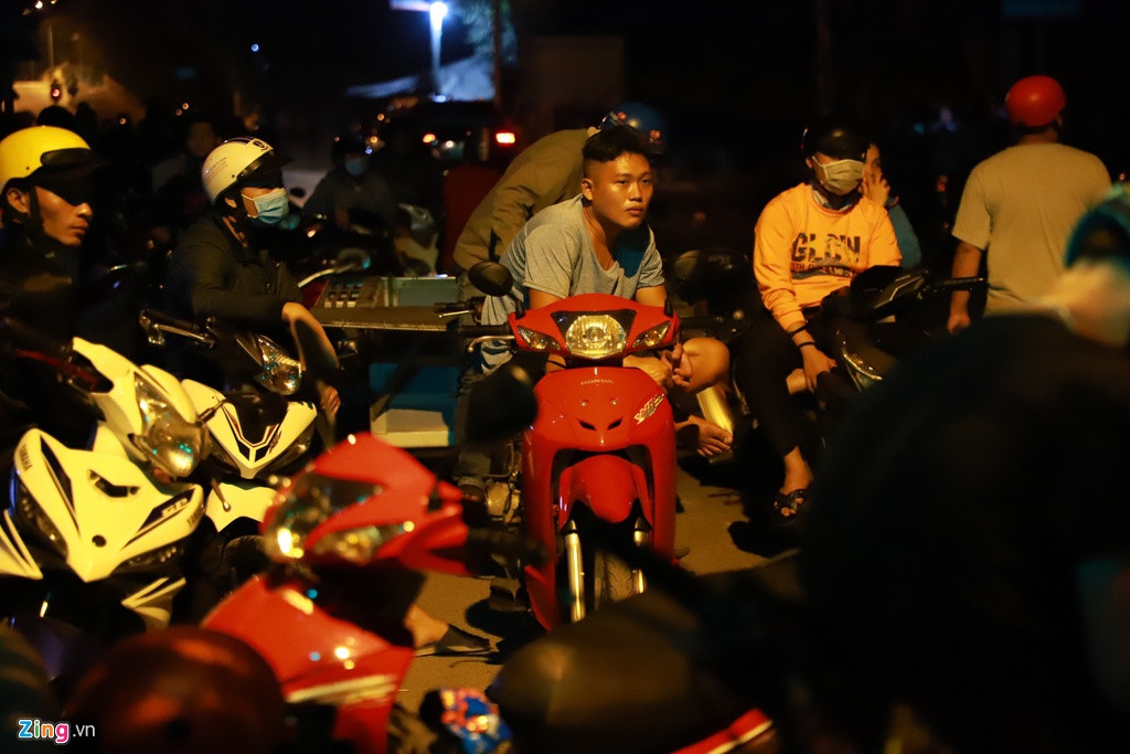 Một số người dân cho biết hành động nổ súng khiến 5 người chết của Tuấn "Khỉ" ở huyện Củ Chi là cực kỳ nguy hiểm. Những ngày qua, người dân nơi đây luôn theo dõi tin tức lực lượng chức năng vây bắt nghi can. Hay tin công an phát hiện và tiêu diệt Tuấn, họ đổ về huyện Củ Chi và Hóc Môn theo dõi.