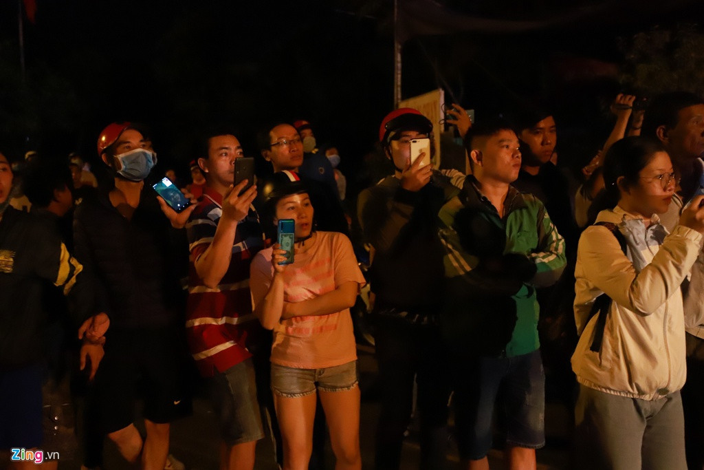 Người dân tập trung theo dõi cảnh sát làm nhiệm vụ tại khu vực tiêu diệt kẻ cướp sới bạc và không quên ghi lại hình ảnh trực tiếp tại hiện trường.