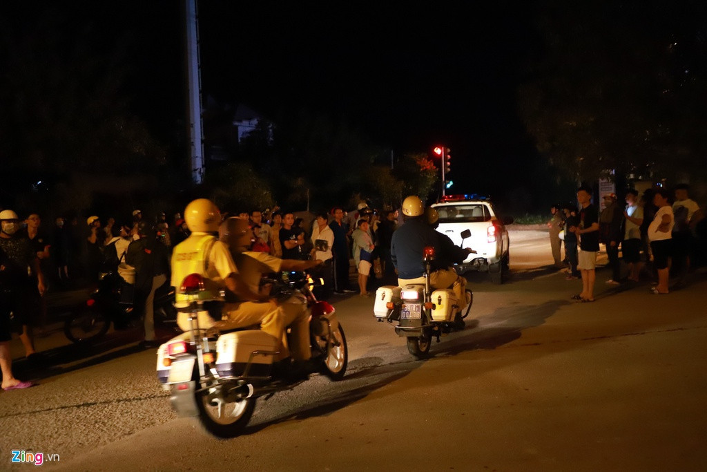 Hơn 3h, nhiều người lên xe ra về. Lúc này tại hiện trường vẫn còn hàng chục người dân nán lại tiếp tục livestream diễn biến.
