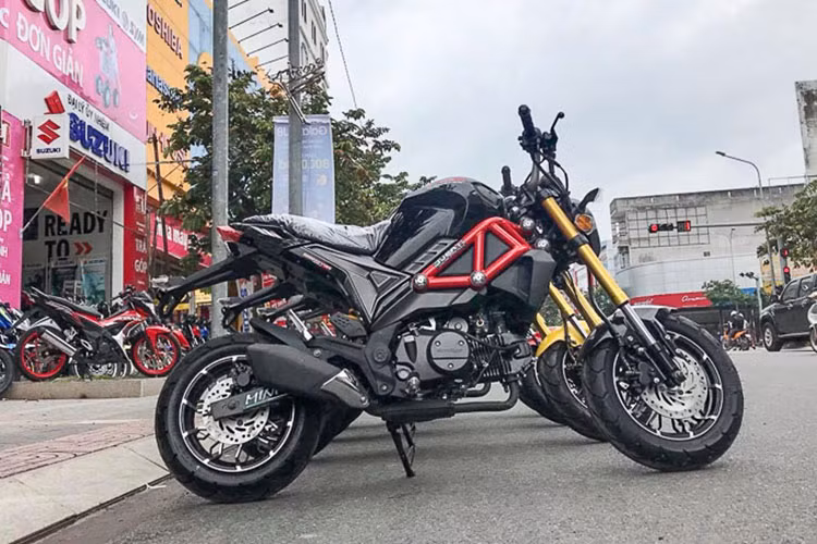 Ngoại trừ sự khác biệt rõ ràng về kích thước, mẫu xe minibike này đã có kiểu dáng được "copy" rất giống với dòng xe phân khối lớn Ducai Monster nổi tiếng. Từ đầu đèn tới bình xăng, bộ khung "giả" dạng Trellis, phuộc USD, pô vắt... tất cả đều đã được thiết kế rất giống y hàng xịn.