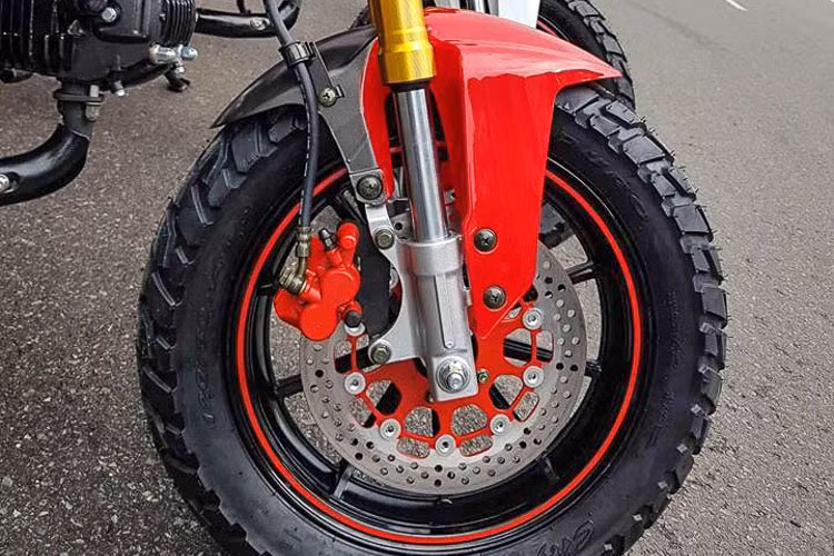 Khung của mẫu xe phiên bản "nhái" có độ thoáng gầm tương đương với Ducati Scrambler Icon, trong khi yên ngồi phía sau của Hunter 110 cũng được “vay mượn” giống y hệt. Hệ thống phanh gồm bộ phanh đĩa cho cả hai bánh trước và sau với bộ mâm kích thước 14 inch.