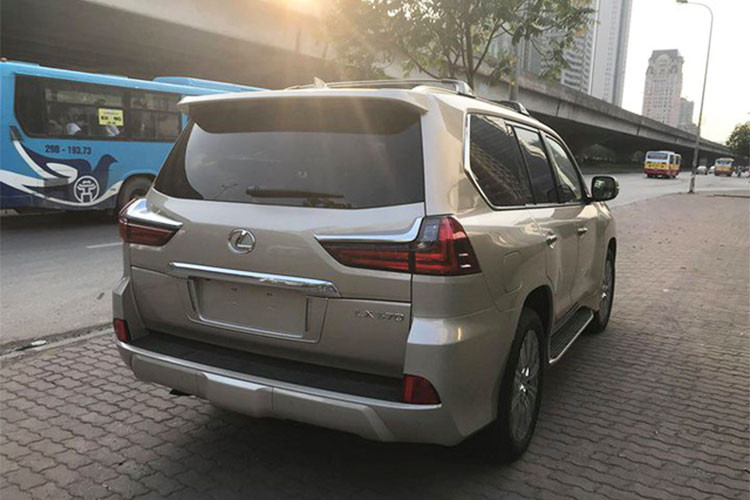 Lexus LX570 2018 nhập Mỹ sở hữu động cơ V8, dung tích 5,7 lít, sản sinh công suất cực đại 367 mã lực tại vòng tua máy 5.600 vòng/phút, mô men xoắn cực đại 530 Nm tại vòng tua 3.200 vòng/phút. Hộp số tự động 8 cấp. Xe có 5 chế độ lái bao gồm Normal, Eco, Comfort, Sports hay Sports + và chế độ lựa chọn địa hình Multi Terrain Select.